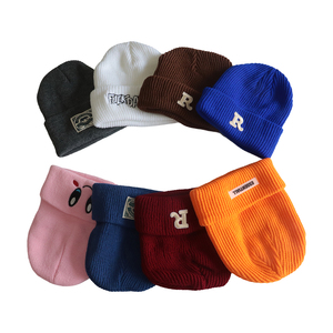 Bonnets de 60 couleurs avec logo personnalisé <span class=keywords><strong>en</strong></span> acrylique et <span class=keywords><strong>laine</strong></span> Chapeau d'hiver pour l'extérieur <span class=keywords><strong>Bonnet</strong></span> tricoté pour femmes - Product Image 2