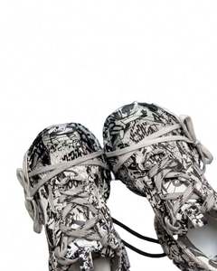 รองเท้าผ้าใบตาข่ายและโพลียูรีเทนสีขาวดำลายกราฟฟิตี รุ่น 3XL "Extreme" สำหรับผู้ชาย ระบายอากาศได้ดี สวมใส่สบาย เหมาะสำหรับเดิน - Product Image 2