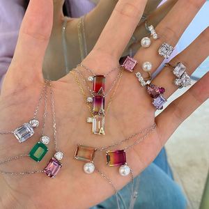 Collier avec pendentif lettre alphabet 26 en cristal de zircone 5A de couleur rouge et verte dégradée, design élégant Dylam, fait à la main - Product Image 1