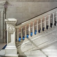 Designs de rampes d'escalier en marbre blanc TREVI sur mesure, rampes de colonnes en pierre naturelle pour projets de construction de luxe en extérieur