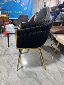 Chaise de salle à manger de luxe avec pieds dorés, accoudoirs rembourrés en velours tissé, base dorée et pieds en métal - Product Image 2