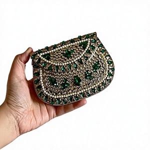 Sac à main de créateur AUREVIA CRAFTS en métal plaqué or, brodé, avec sequins verts et perles, imitation ethnique antique, pour mariage - Product Image 1