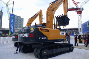 Oferta Especial: Excavadora de Orugas Hyundai R225LVS de 22.5 Toneladas de Alto Rendimiento con Motor FPT, Sistema Totalmente Hidráulico y 1 Año de Garantía - Product Image 2