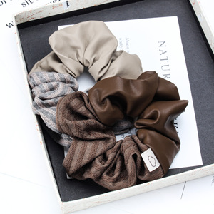 Nuevo diseño Duotone logotipo personalizado scrunchies para el cabello con cuero para niña de alto sentido banda para el cabello grande accesorios para el cabello de alta calidad - Product Image 1