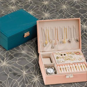 Boîte de rangement de bijoux en cuir multicouche de luxe avec crochets pour colliers, plateau pour boucles d'oreilles, emplacement pour montre, organiseur de bijoux multi-compartiments - Product Image 2
