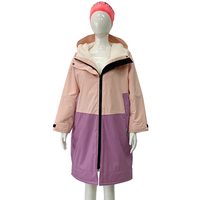Veste coupe-vent imperméable avec logo personnalisé Poncho de surf Robe à langer de plage avec bordure réfléchissante et manches longues