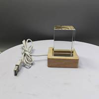 Cube de cristal personnalisé avec gravure photo, base en bois avec lumière LED USB, lampe de nuit en cristal 3D, presse-papiers, cadeau en gros