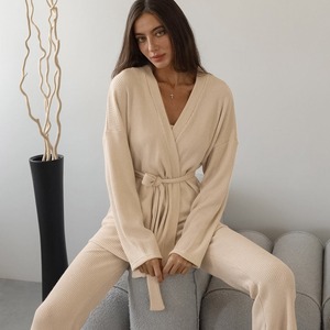 Set di abbigliamento per la casa da ragazza in <span class=keywords><strong>cotone</strong></span> a maniche lunghe a tre pezzi, il <span class=keywords><strong>pigiama</strong></span> accappatoio da donna di alta qualità è super comodo e morbido - Product Image 4