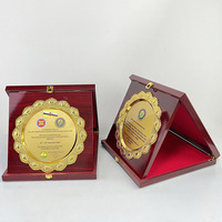 Plaques de certificat en bois rouge de 30x30cm avec MH-N79 de plaque ronde dorée personnalisée