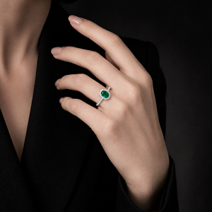 Anel Feminino de Prata Esterlina S925 com Pedra de Alto Carbono, Lapidação Oval Verde Esmeralda, Cravação Halo e Pavé - Product Image 4