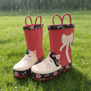 Stivali da pioggia per bambini in gomma rossa impermeabile con stampa di gatti dei cartoni animati dal design classico. - Product Image 3