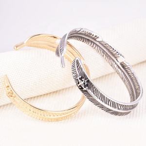 Brazaletes con Diseño de Hoja para Mujer y Hombre, de Acero Inoxidable 316L, con Dijes Decorativos - Product Image 1