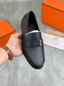 Elegantes mocasines de cuero con detalles metálicos para hombre, calzado sin cordones para la oficina y el día a día. - Product Image 2