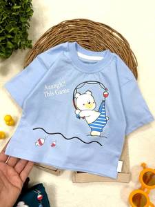 Ensemble décontracté d'été pour tout-petits garçons : T-shirt à manches courtes imprimé ours pêcheur de dessin animé et short beige – Tenue Baba - Product Image 1