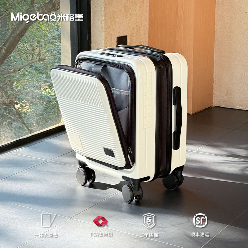 Blanc nuage-ouverture avant-couche d'expansion