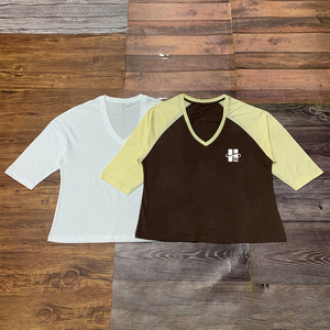 เสื้อยืดคอวีผ้าฝ้ายไซส์ใหญ่สำหรับผู้หญิง พิมพ์ลายโลโก้ตามสั่ง ทรงหลวม แขนยาว 3/4 แบบแร็กแลน ขายส่ง - Product Image 5
