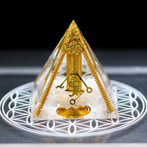 Ornement pyramidal en époxy cristallin 6 8 10 cm, gravure interne, décoration d'intérieur, objets de collection - Product Image 2