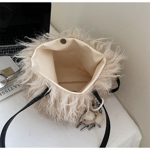 Sac fourre-tout en fausse fourrure bouclée Zeyu pour femme, grand sac à bandoulière avec breloque ours, sac à main en fausse fourrure écologique, sac à bandoulière en peluche ODM/OEM - Product Image 6