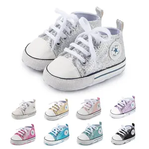 Venta al por mayor Fasion 8 + colores recién nacido zapatos de lona 0-18 meses de peso ligero lentejuelas Bebé Zapatos casuales para niño niña