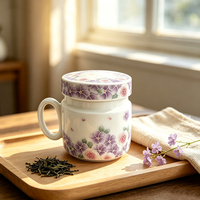 Mug en céramique florale violette de 400 ml avec couvercle et couvercle Mara, design européen, mug à café et à thé en porcelaine réutilisable