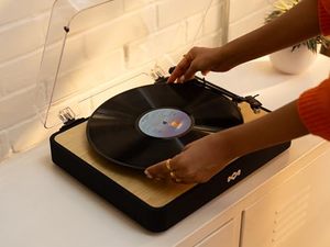 Tourne-disque <span class=keywords><strong>sans</strong></span> <span class=keywords><strong>fil</strong></span> House of Marley Revolution-Tourne-disque Bluetooth, lecteur de <span class=keywords><strong>vinyle</strong></span> à 3 vitesses fabriqué de manière durable, réglage facile - Product Image 2