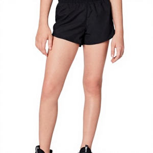 Shorts de sport noirs pour femmes, taille élastique, séchage rapide, en polyester tricoté, coupe régulière, taille mi-haute, couleur unie, avec poches - Product Image 2