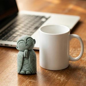 Statue de Jizo, petit moine Bouddha, sculpture en grès mat pour jardin zen, sourire incliné, décoration de méditation, cadeau pour la maison, le bureau, gris - Product Image 2