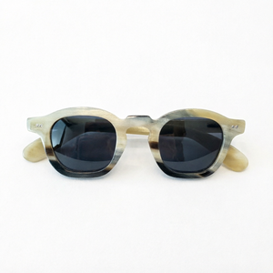 Gafas de sol hechas a mano con montura de cuerno de búfalo natural pulido. - Product Image 1