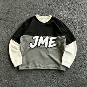 เสื้อยืดแขนยาวทรงโอเวอร์ไซส์ JME สไตล์สตรีทสำหรับผู้ชาย แต่งขอบตัดกัน คอโอ ทรงถัก พิมพ์ลายตัวอักษรด้านหน้า สีเทา ดำ ครีม - Product Image 1