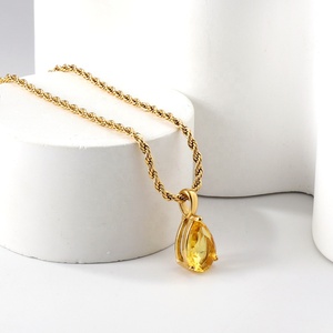 Collier en acier inoxydable PVD plaqué or 18 carats avec <span class=keywords><strong>pendentif</strong></span> chaîne torsadée avec <span class=keywords><strong>saphir</strong></span> rose et <span class=keywords><strong>goutte</strong></span> <span class=keywords><strong>d</strong></span>'<span class=keywords><strong>eau</strong></span> bleue et diamant jaune pour les fêtes - Product Image 4
