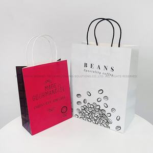 Sacs cadeaux en papier kraft pour salon d'affaires, logo estampé or pour passagers privilégiés avec kit d'accessoires de voyage personnalisé - Product Image 3