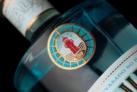 Etiquetas Adhesivas Ecológicas para Botellas de Vino Tinto con Impresión Personalizada en Papel Texturizado y Estampado en Relieve con Lámina Dorada para Whisky y Champán