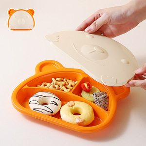 Assiette à dîner compartimentée pour enfant en forme d'ours avec couvercle, cuillère et fourchette, vaisselle de qualité alimentaire pour petites mains - Product Image 3