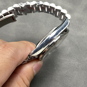 Reloj de pulsera clásico para hombre con calendario doble, bisel con diamantes de lujo y esfera negra - Product Image 5