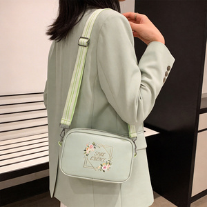 Sac bandoulière en cuir PU pour femme <span class=keywords><strong>avec</strong></span> sangle réglable, impression de logo personnalisé, sac à bandoulière <span class=keywords><strong>avec</strong></span> fermeture éclair pour les voyages - Product Image 4