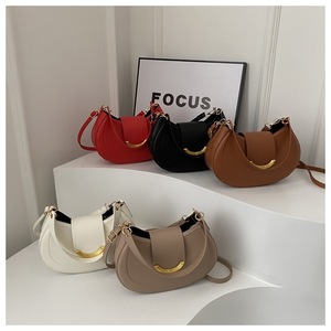 Sac bandoulière diagonale pour femme, grande capacité, sangle réglable, fermeture à bouton, texture raffinée, élégant, en PU - Product Image 1
