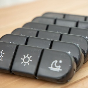 Scatola di medicina di stoccaggio 21 scomparti in plastica portatile <span class=keywords><strong>Total</strong></span> Black adatto per Organizer di pillole settimanali 3 volte al giorno - Product Image 2