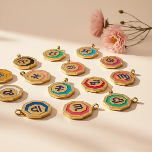 Ciondoli in Acciaio Inossidabile P363T con <span class=keywords><strong>Segni</strong></span> Zodiacali Ottagonali, Placcati Oro 18K PVD, con Zirconi Intarsiati e Smalto, per Creazione di Gioielli Fai-da-Te - Product Image 1