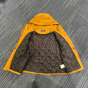 Veste technique pour homme en toile jaune personnalisée, imperméable, rembourrée de duvet, résistante à l'usure, à capuche, doudoune pour homme - Product Image 2