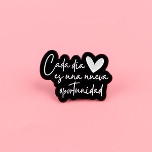 Chaque jour est une nouvelle opportunité – Broche créative en forme de lettre espagnole, badge en forme de lettre anglaise, médaille, accessoires vestimentaires - Product Image 2