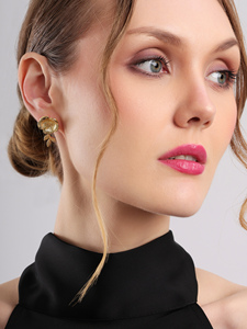 ต่างหูแบบติดหูรูปดอกไม้ห้ากลีบประดับทองคำ ดีไซน์ดอกไม้ป่าสุดหรูหรา เครื่องประดับแฟชั่นสไตล์พฤกษศาสตร์สำหรับผู้หญิง สวมใส่ได้ทุกวัน - Product Image 4