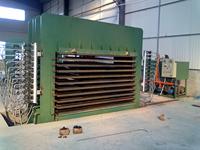 Ligne de production de machine de presse à chaud de contreplaqué MDF automatique