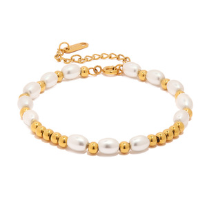 Bracelet de perles blanches avec accents dorés, bijoux pour femmes à porter au quotidien - Product Image 5