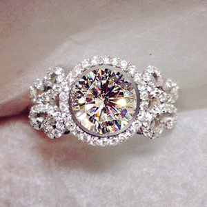 Anello Elegante di Lusso a Forma Rotonda, Accessorio di Moda per Donne, Ideale per Serate, Balli e Uso Quotidiano - Product Image 1
