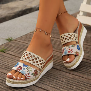 Nouvelles sandales compensées d'extérieur pour femmes 2025, tongs d'été style européen et américain, grande taille, bout rond, semelle épaisse - Product Image 5