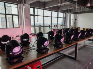 Projecteur LED mobile haute performance 150W RGBL avec <span class=keywords><strong>correction</strong></span> 16 bits pour DJ, club, scène, soirée, événement - Product Image 6