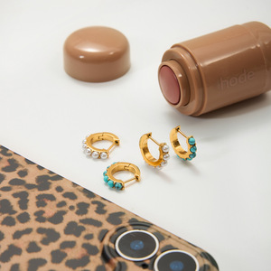 Pendientes Huggie con baño de oro de 18 quilates, perlas y turquesas para mujer, conjunto de joyería para uso diario con engaste de bisel. - Product Image 4