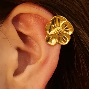 गर्मियों शैली 18K सोना मढ़वाया स्टेनलेस स्टील फूल महिलाओं के लिए कान कफ बिग चंकी सूरजमुखी कान कफ