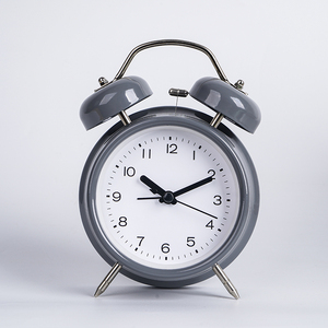 Reloj con campana de Metal de doble anillo de 4 pulgadas, <span class=keywords><strong>alarma</strong></span> de sonido grande con retroiluminación, diseño tradicional, pantalla de aguja de movimiento de cuarzo - Product Image 1