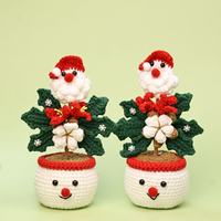 Tendances : Pots de fleurs suspendus en peluche au crochet faits main pour Noël, Pots de fleurs Père Noël, Bouquets de fleurs artificielles modernes pour bureau